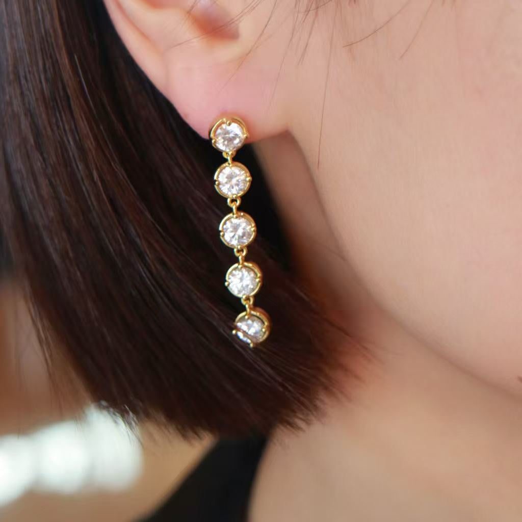 Pop Of Gold drops Anna Zuckerman