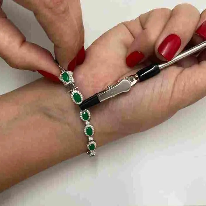 Bracelet Helper Anna Zuckerman