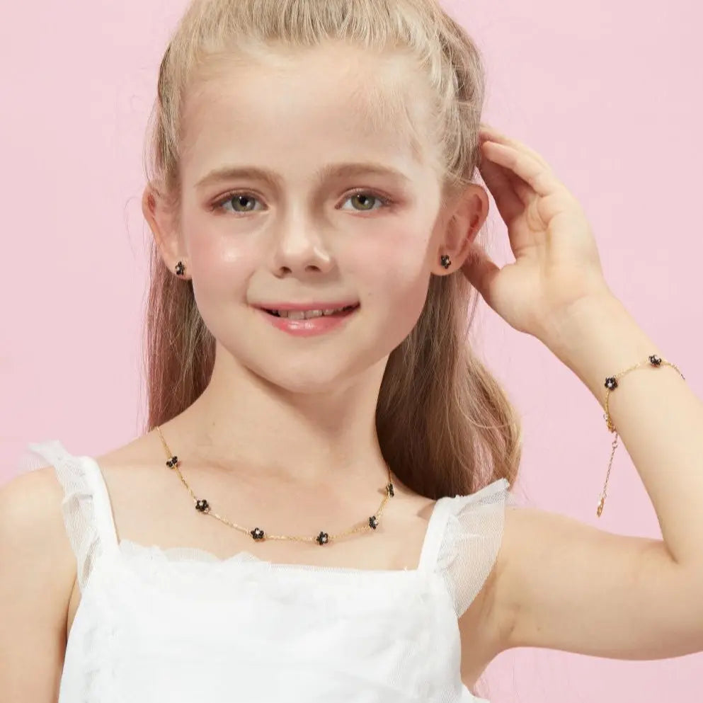 Petit Daisy Black Necklace Anna Zuckerman