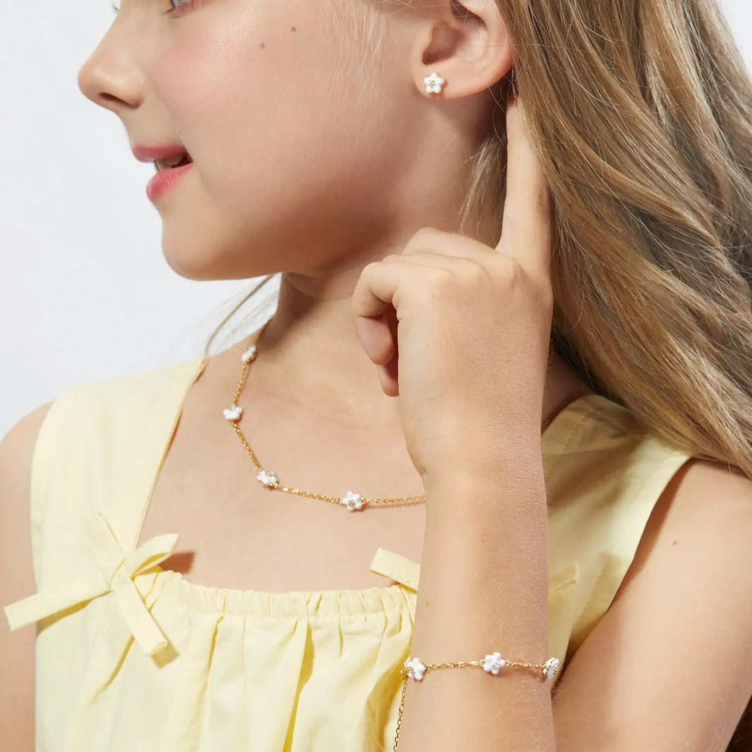 Petit Daisy White Earrings Anna Zuckerman